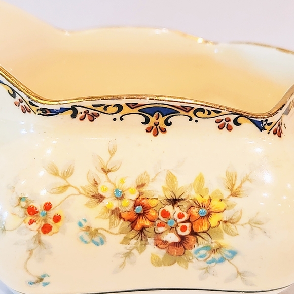 Antique Royal Winton creamer and sugar dish with lid. - Picture 9 of 11